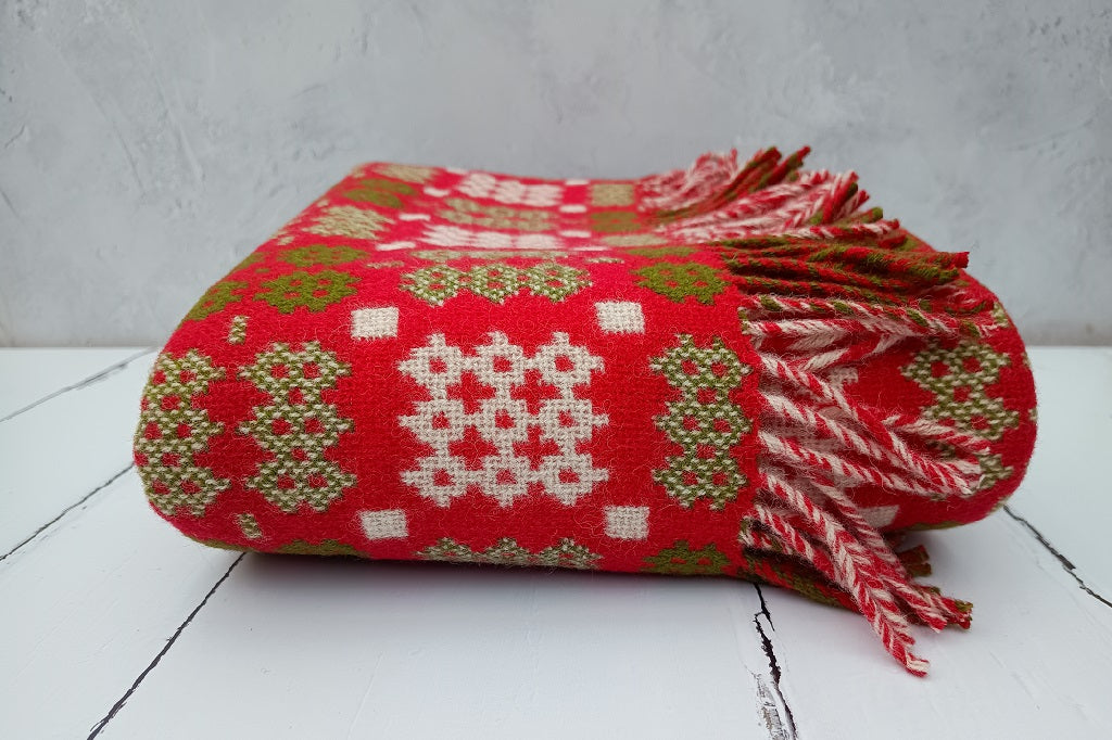 Preseli Welsh blanket. 100% Pure New British Wool: Experience unparalleled softness, warmth, and natural breathability.