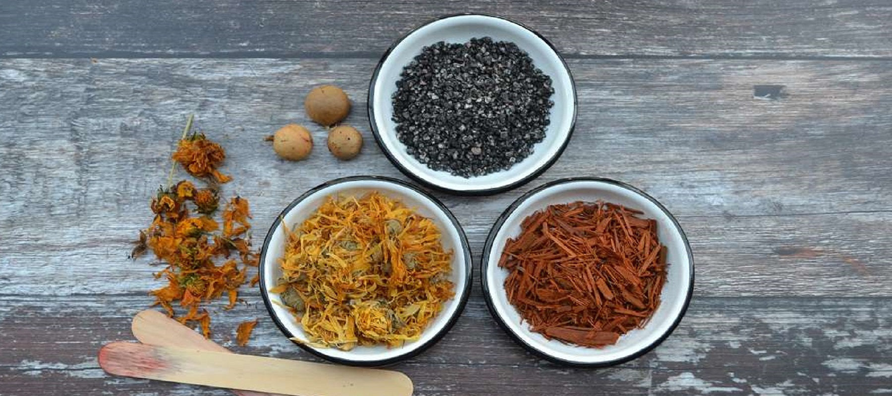 Workshops for natural dyes, candle and wreath making
