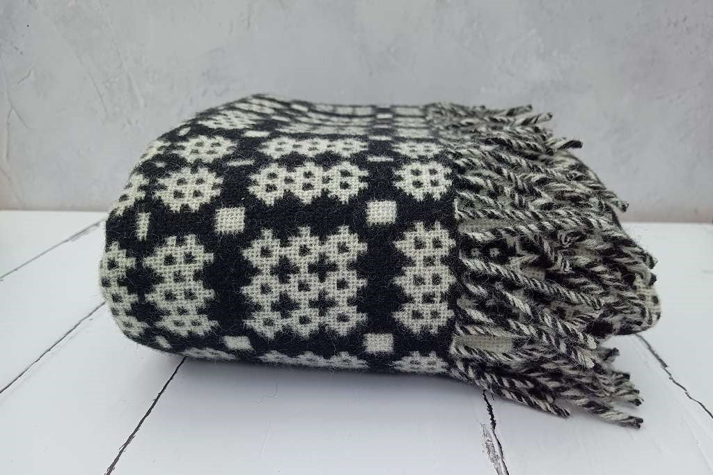Welsh Blanket Company - a traditional Welsh blanket in the Caernarfon portcullis pattern