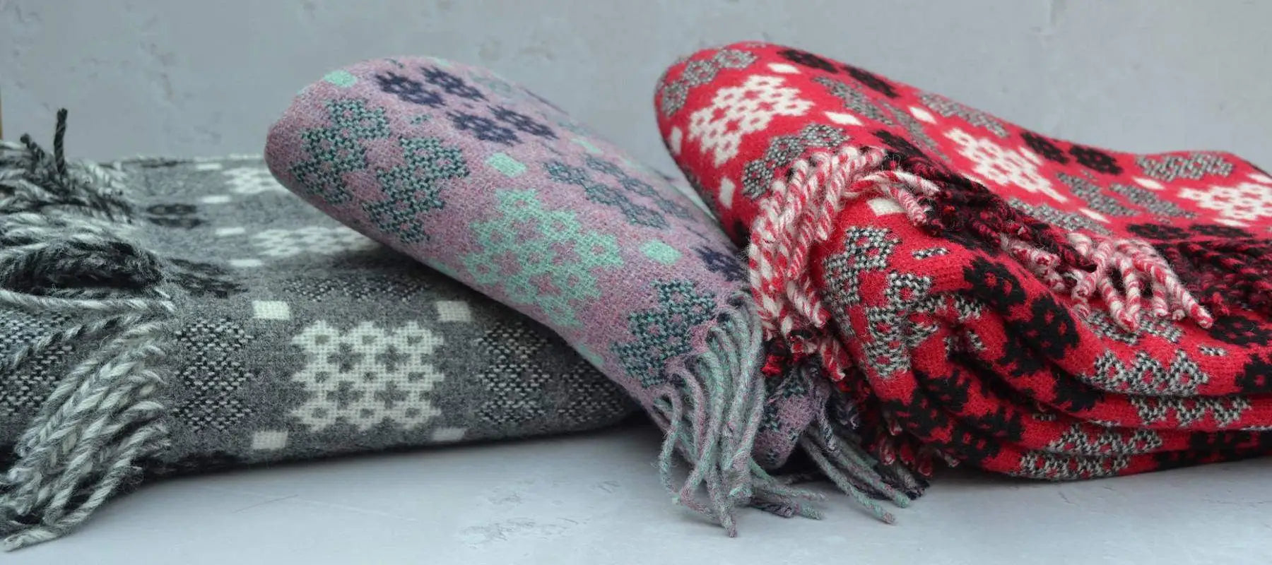 Welsh blankets, woven in Wales with 100% british wool in the traditional caernarfon portcullis pattern