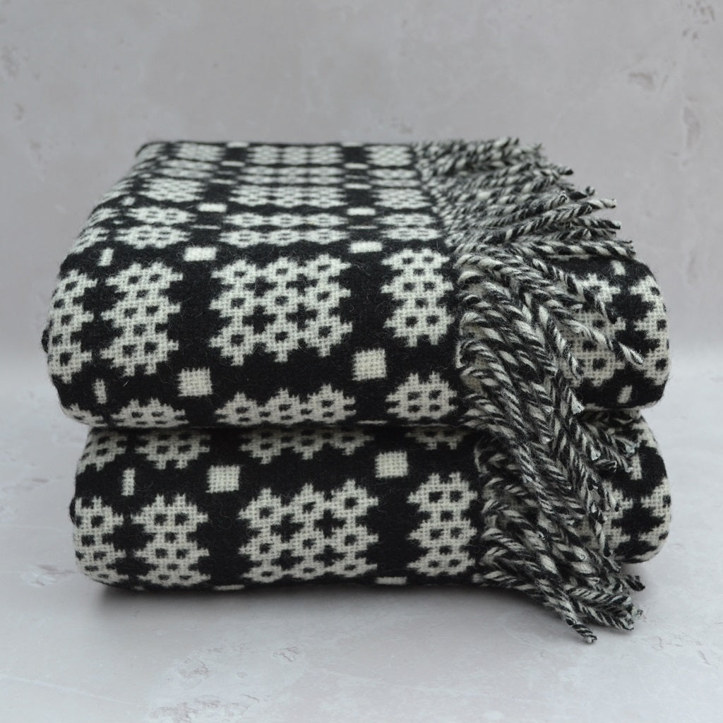 TirGlas Welsh blanket -  Aur Cymru. 100% Pure New British Wool: Experience unparalleled softness, warmth, and natural breathability. 