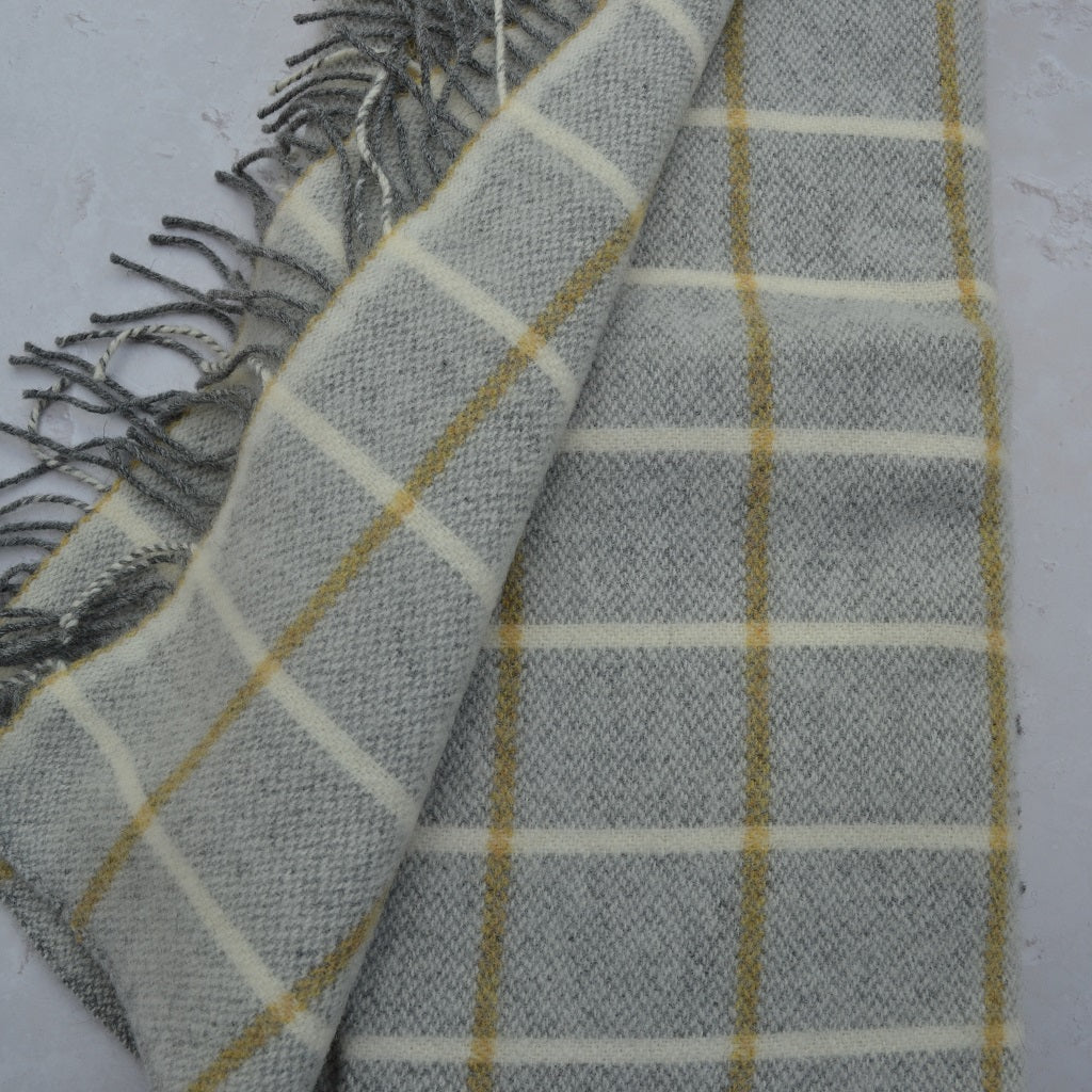 TirGlas Welsh blanket - Frenni. Soft to touch in grey with a honey window pane pattern. 