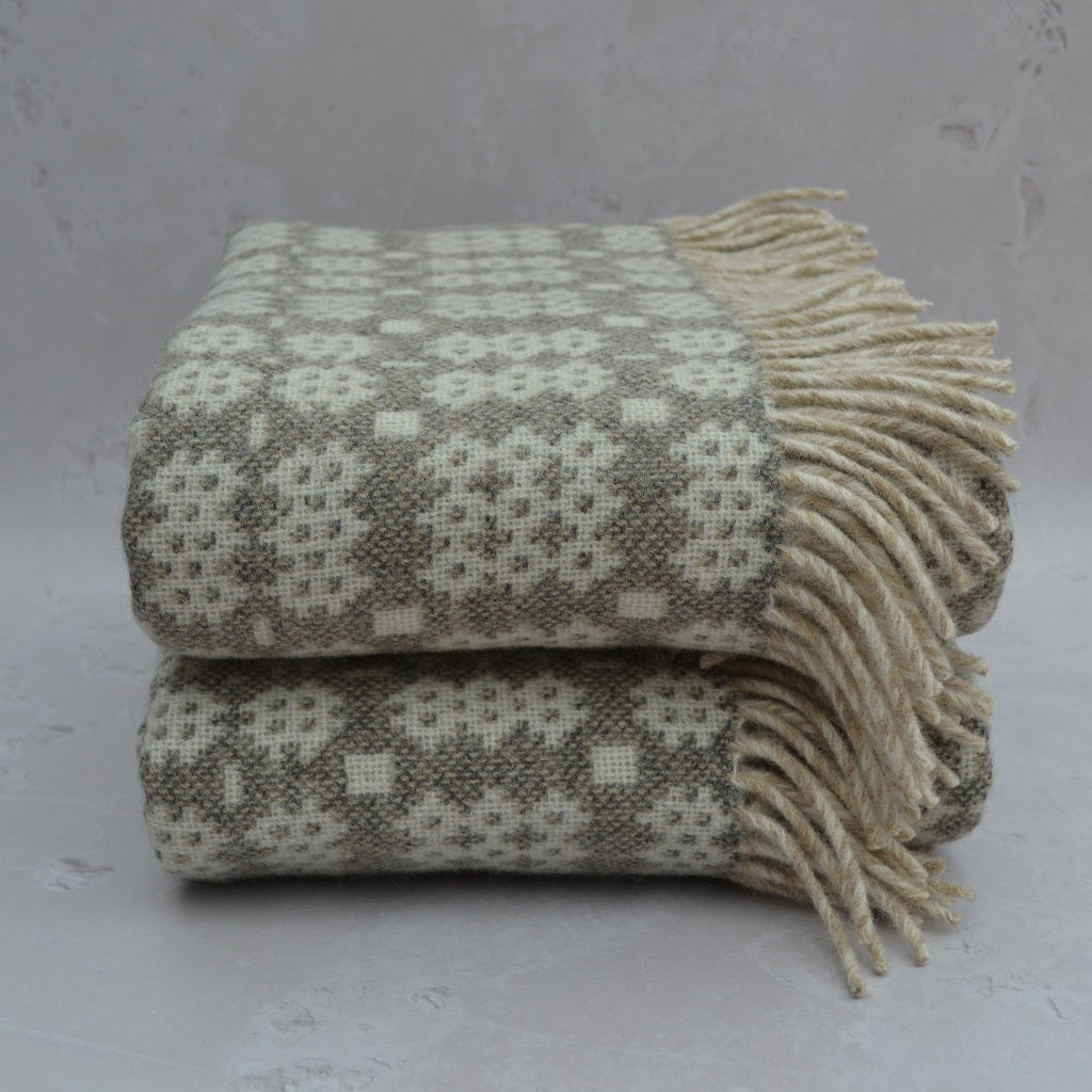 TirGlas Welsh blanket - Garreg Ddu. 100% Pure New British Wool: Experience softness, warmth, and natural breathability.