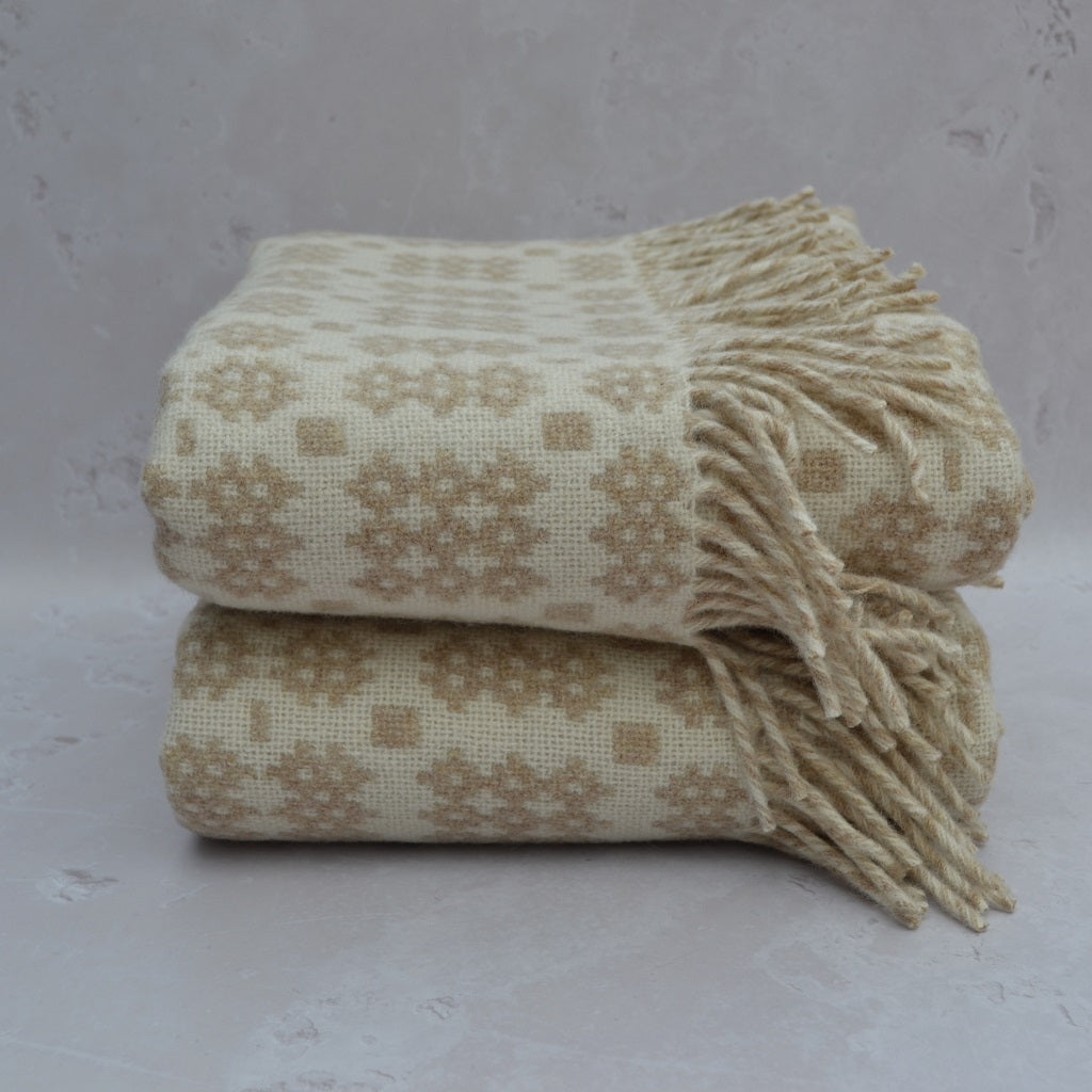 TirGlas Welsh blanket - Claerwen. 100% Pure New British Wool: Experience softness, warmth, and natural breathability.