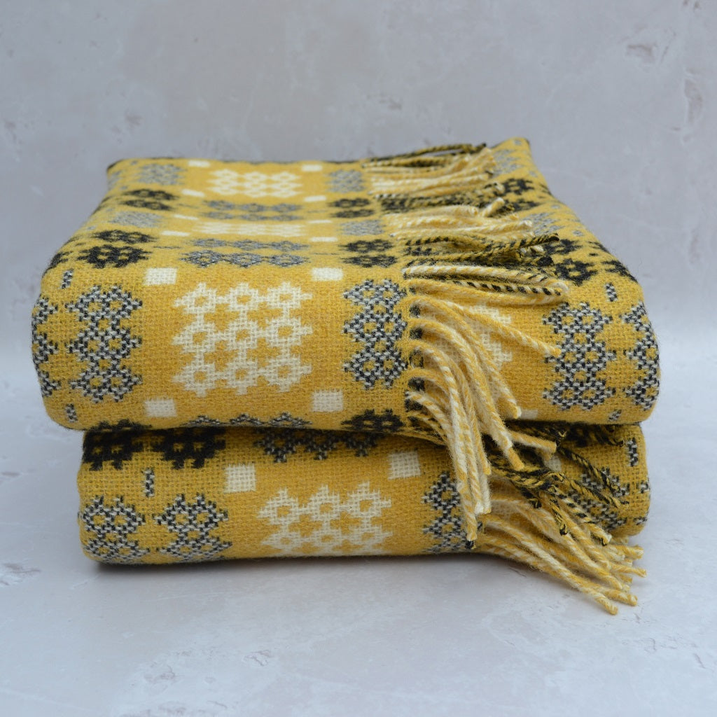 TirGlas Welsh blanket - Rhondda. 100% Pure New British Wool: Experience unparalleled softness, warmth, and natural breathability.