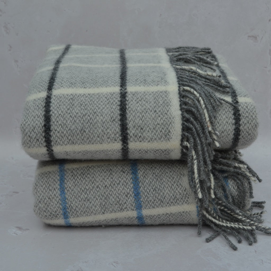 TirGlas Welsh blanket - Frenni. Soft to touch in grey with a window pane pattern