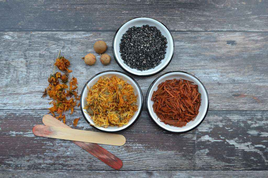 One-day natural dye workshop introduces you to hand dyeing cellulose fibres – (plant fibres) cotton, linen, bamboo, hemp. 